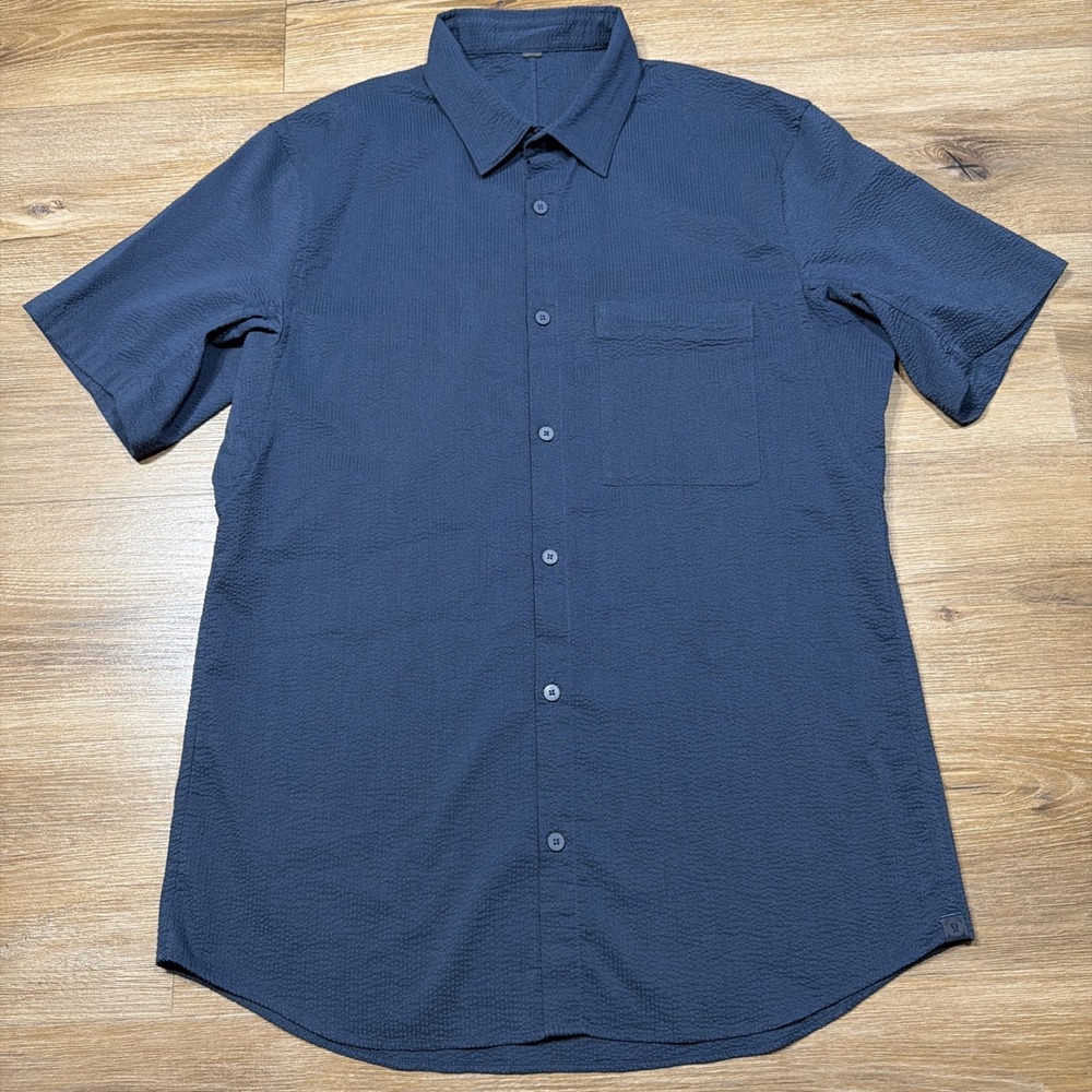 Lululemon Seersucker Shirt Mens MEDIUM Navy Blue Short Sleeve Performance Preppy - Picture 1 of 8